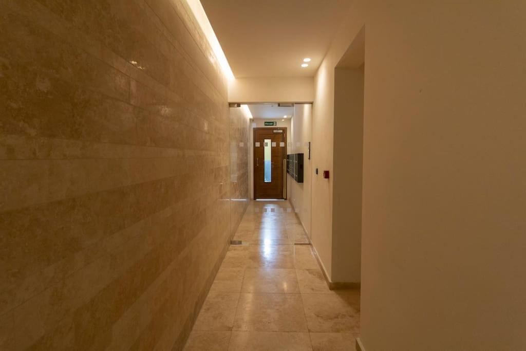 Lovely Modern 1 Bedroom In Apartment *