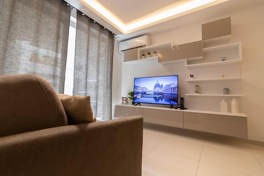 Lovely Modern 1 Bedroom In Apartment *